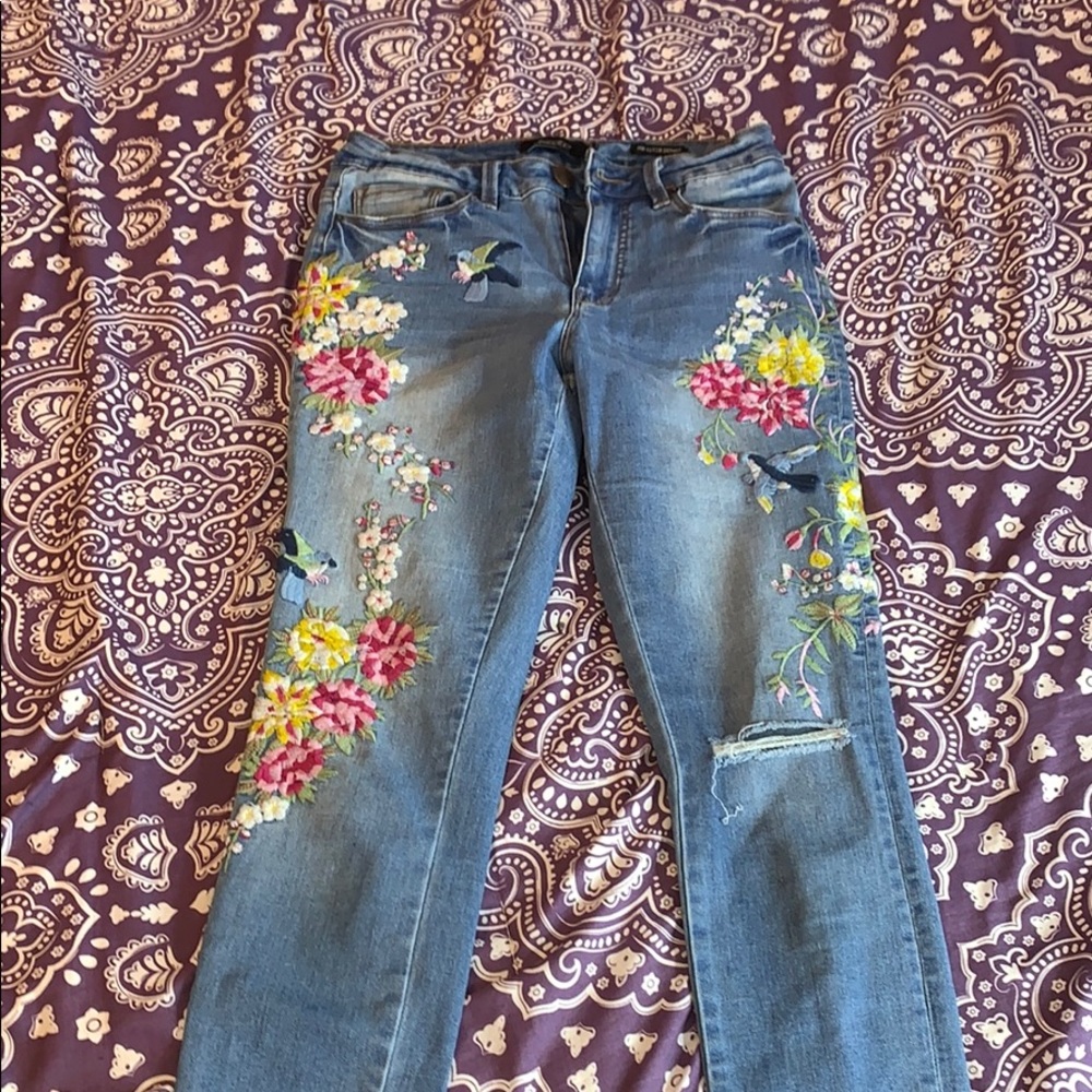 Floral embroidered skinny Jeans !!